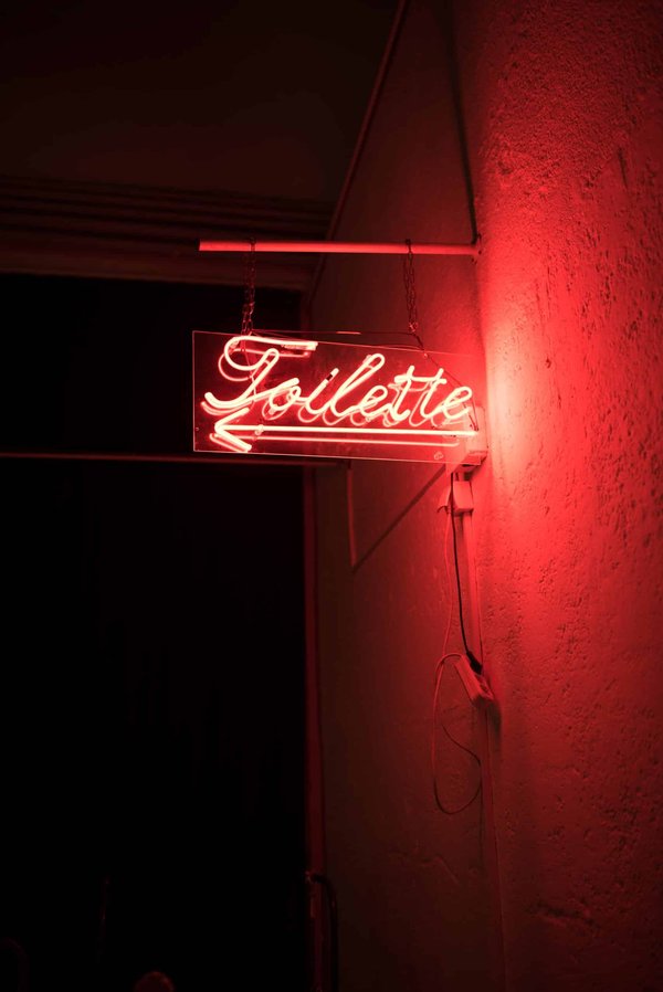 Quels éléments pratiques doivent être pris en compte pour entretenir régulièrement les toilettes sèches ?