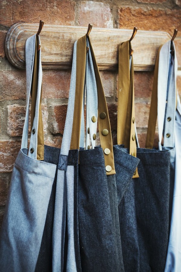 Comment agencer une patère bois avec une décoration murale dorée ?