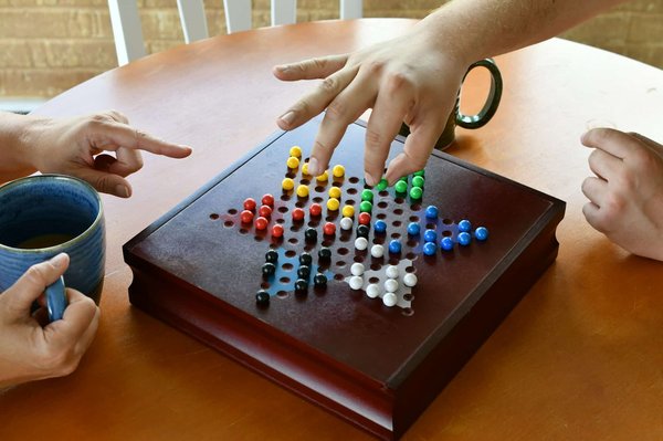 Élégance et raffinement : découvrez le jeu de dames chinoises de luxe en bois avec des pièces en marbre